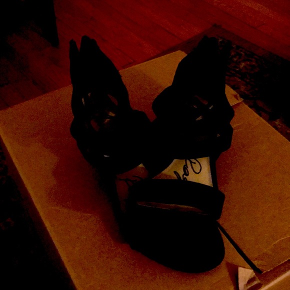 Black wedges with zip up heels very comfortable - Picture 1 of 3